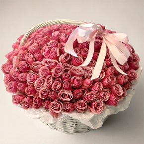 Композиция в корзине из 151 розы Ревиваль в Истре