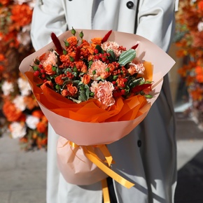 Букет "Инесса" из кустовых роз, гиперикума и диантусов в Истре