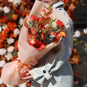 Букет "На закате дня" из гладиолусов, калл, гиперикума и диантусов в Истре