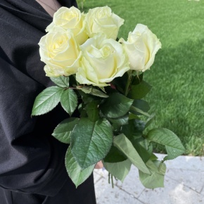 Букет из 5 белых роз (70 см) в Истре