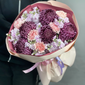 Букет "Софи" из хризантем Бигоуди, диантусов и ароматных маттиол в Истре