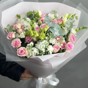 Букет "Особый случай " из ароматных маттиол, фрезий и кустовых роз в Истре