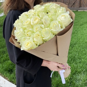 Букет из 25 белых роз в крафте (70 см) в Истре