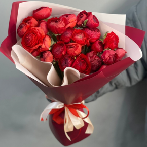 Букет из 21 красного ранункулюса в Истре