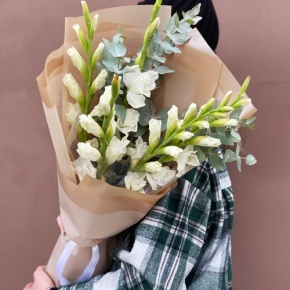 Букет из 5 белых гладиолусов и эвкалипта в Истре