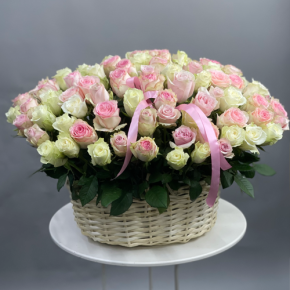 Композиция в корзине из 101 кенийской розы пастельный микс (40 см) в Истре