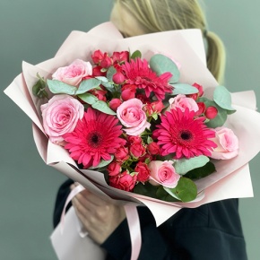 Букет "Маджента" из микса роз, гербер и эвкалипта в Истре