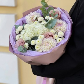 Букет "Динь" из георгин, хризантем сантини, эвкалипта, роз и гортензии в Истре