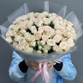 Букет из 35 кремовых кустовых роз (50 см) в Истре