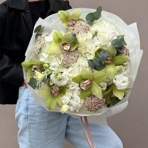 Букет "Эдем" из гортензии, орхидей, эустом, эвкалипта и озатамнуса в Истре
