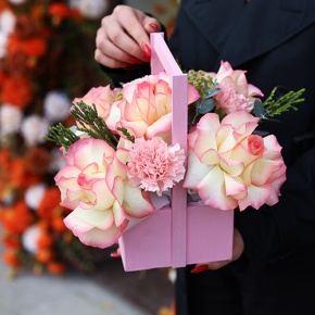 Композиция в ящике из французских роз и диантусов в Истре