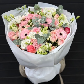 Букет "Ромео" из роз, эвкалипта, гербер, ароматных фрезий, озатамнуса, эустом и диантусов в Истре