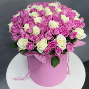 Композиция в шляпной коробке из 151 розы кения микс в Истре