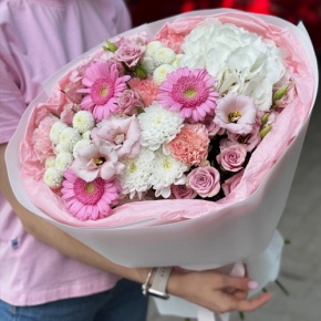 Букет "Розовые облака" из хризантемы, кустовых роз, диантусов, гортензии и эустом в Истре