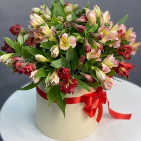 Композиция в шляпной коробке из 21 альстромерии в Истре