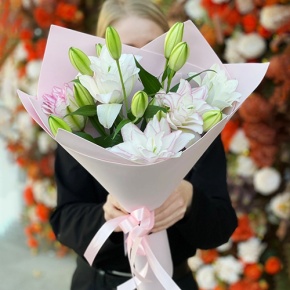 Букет из 3 пионовидных лилий в Истре