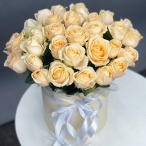 Композиция в шляпной коробке из 35 кремовых кенийских роз в Истре