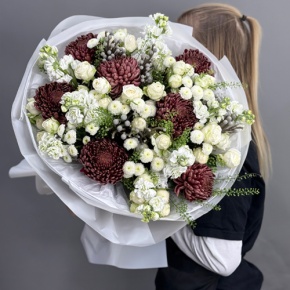 Букет "Шоколадный френч" из кустовых роз, хризантем Бигоуди, брунии, ароматных маттиол и сантини в Истре