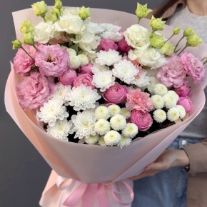 Букет "Задыхаюсь от нежности" из хризантемы, кустовых пионовидных роз, диантусов и эустом в Истре