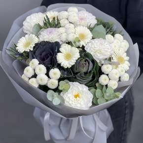 Букет "Белоснежная нежность" из георгин, брассики, хризантем Ньютон, эрингиума и гербер в Истре