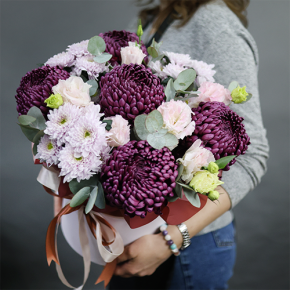 Композиция в шляпной коробке "Наденька" из хризантем Бигоуди, эустом и эвкалипта в Истре