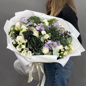 Букет "Ночное рандеву" из брассики, ягод вибирнума, роз, эустом, ароматных маттиол и гиперикума в Истре