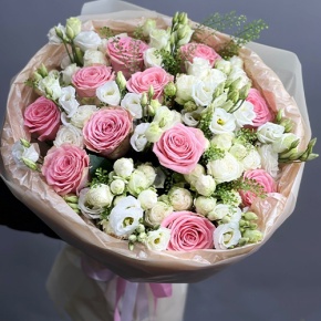 Букет "Пудровая мечта" из роз и эустом в Истре