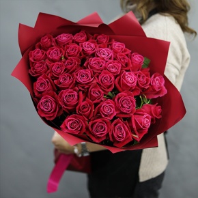 Букет из 35 малиновых роз Шангрила (50 см) в Истре