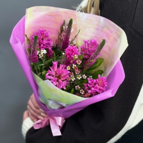 Букет "Вспышка" из гиацинтов, хамелациума и вероники в Истре