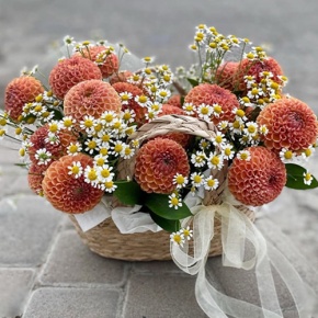 Композиция в сумке "Персиковый чиз" из георгин и ромашек в Истре