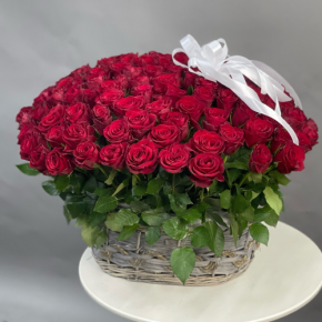 Композиция в корзине из 101 красной розы в Истре