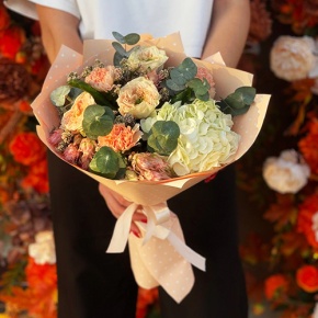 Букет "Сливочный крем" из гортензии, пионовидных роз, диантусов и серрурии в Истре