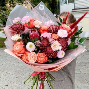 Букет "Каркаде" из хризантем Бигоуди и Момоко, роз Эквадор Кахала, озатамнуса,  эустом, протеи, и диантусов в Истре
