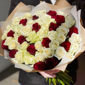 Букет 51 белая и красная роза (50 см) в Истре