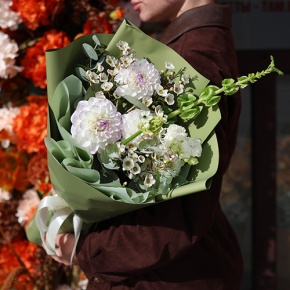 Букет "Ольга" из георгин, молюцеллы, эустом, хамелациума и орнитогалума в Истре