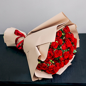 Букет 15 кустовых красных роз в Истре