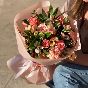Букет "Каталина" из роз, диантусов, альстромерий, скиммии и кустовых ранункулюсов в Истре