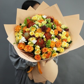 Букет "Осенние грёзы" из лейко, роз, фрезий, скиммии, молюцеллы и лейко в Истре