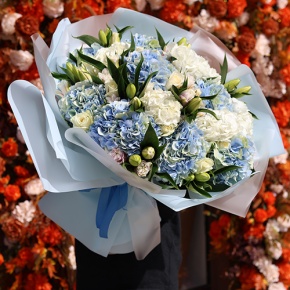 Букет "Елизавета" из гортензий, роз и пионовидных ароматных лилий в Истре