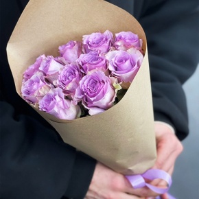 Букет из 11 лиловых роз в крафте (40 см) в Истре