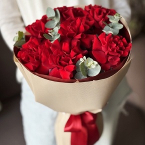 Букет "Красная пантера" из 7 роз Эквадор и эвкалипта в Истре