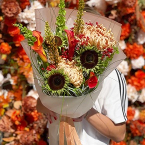 Букет "Фиеста" из подсолнуха экзотик, калины, хризантем Виена, калл, моллюцелл и эремуруса в Истре