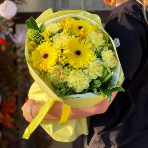 Букет "Солнечная пора" из гербер, альстромерий, скиммии и диантусов в Истре