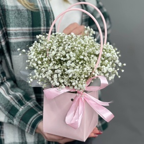 Композиция в сумочке из гипсофил в Истре