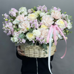 Композиция в корзине из роз Эквадор и ароматных маттиол в Истре