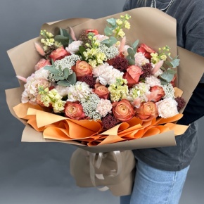 Букет "Татьяна" из маттиол, гортензий, роз Эквадор Кахала, диантусов, скиммии и озатамнуса в Истре