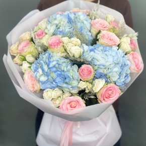 Букет "Легкий ветерок" из роз, конифера и гортензий в Истре