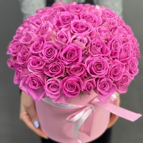 Композиция в шляпной коробке из 71 кенийской розы в Истре