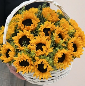 Композиция в корзине из 29 подсолнухов в Истре