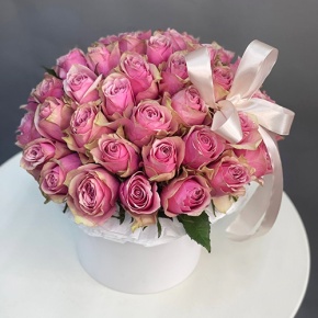 Композиция в шляпной коробке из 43 роз в Истре